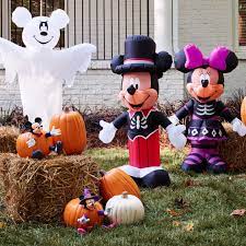 Verwandle deine party in eine schaurigschöne gruselzone. Greet Your Trick Or Treating Guests With Mickey Mouse In His Stylish Halloween Mickey Mouse Halloween Halloween Window Decorations Disney Halloween Decorations