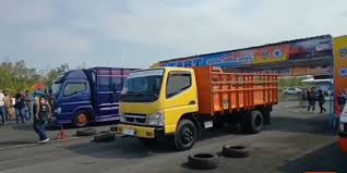 Properti tersebut menghias tubuh penari topeng mulai dari kepala. Il1dnmtxls811m