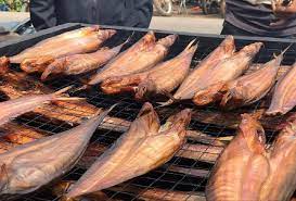 Balado ikan salai selais.resep super simpel dan praktis.cuma beberapa menit saja. Mengintip Proses Pembuatan Ikan Salai Favorit Pelancong Travel Tempo Co
