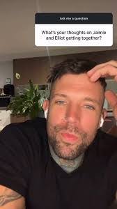 Shelly Hawks's Instagram, Twitter & Facebook