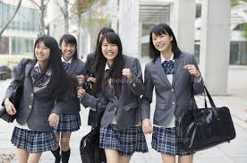 楽しそうに歩く女子高校生たち 33000002496 写真素材 ストックフォト アマナイメージズ かわいい学校の制服 スクールスタイル 女子高生ファッション