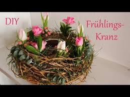 Diy Fruhlingskranz Schone Tischdeko Mit Naturmaterialien Just Deko Ich Zeige Euch Heute Wie Ihr Mit In 2020 Fruhlingskranz Naturmaterialien Osterdeko Selber Machen