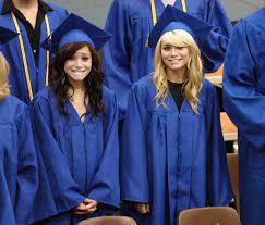 27 Celebrity Grads Who Ve Rocked A Cap And Gown Mary Kate Ashley Mary Kate Olsen Mary Kate Olsen