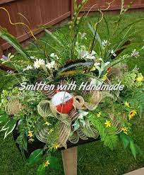 This Wreath Features Geraniums And Grasses On A 24 Oval With Two Beautiful Bows It Will Look Gorgeous On Spring Floral Wreath Square Wreath Wreath Alternative