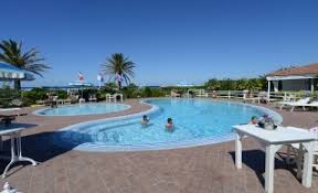 Offre una serie di servizi che vengono rinnovati e migliorati di anno in anno, affinchè i clienti possano passare una vacanza marina di pietrasanta: Bagni A Marina Di Pietrasanta