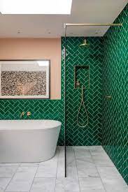 Everyone's talking emerald, pantone's color for 2013. Smaragdgrune Metro Dusche Mit Fliesen Rosafarbene Keramikspulen Und Gipswand Green Bathroom Brass Bathroom Lighting Bathrooms Remodel