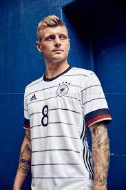 وتم الكشف عن قميص أوكرانيا الجديد أمس، الأحد، قبل أيام من انطلاق بطولة كأس العالم الأوروبية 2020، ونشره رئيس الاتحاد الأوكرانى لكرة القدم أندريى بافيلكو على صفحته الرسمية على فيس بوك. ÙˆØ§Ø³Ø¹ Ø§Ù„Ø®ÙŠØ§Ù„ Ø§Ù„ÙˆØºØ¯ ÙˆØ³Ø§Ø¦Ù„ Ø§Ù„Ø¥Ø¹Ù„Ø§Ù… Ù‚Ù…ÙŠØµ Ù…Ù†ØªØ®Ø¨ Ø§Ù„Ù…Ø§Ù†ÙŠØ§ 2019 Lesjardinsdarhada Com