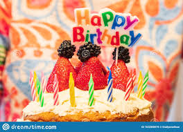 Jetzt ausprobieren mit ♥ chefkoch.de ♥. Geburtstagskuchen Mit Kerzen Erdbeeren Brombeeren Und Einem Schild Das Happy Birthday Heisst Stockbild Bild Von Erdbeere Frucht 163205819