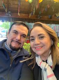 Lino Lugo es consentido por grupo de amigas excompañeras del colegio