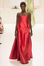Visualizza altre idee su abiti di pizzo rosso, nina dobrev, abiti da sera in pizzo. Sfilata Christian Dior Parigi Alta Moda Autunno Inverno 2018 19 Vogue Moda Alta Sartoria Dior Couture Christian Dior Couture