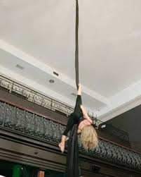 Playing around with an old sequence, #aerialist #aerialsilks #aerial #silks  #splits #tissu #tissuaerien #telas #circus #cirque