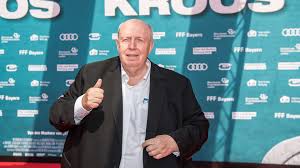 So sieht reiner calmund mit 70 kilo weniger aus. Schon Uber 50 Kilo Abgenommen Reiner Calmund Total Stolz Promiflash De