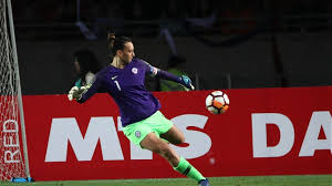 Cabe recordar que christiane endler ha recibido múltiples elogios por competir constantemente en la élite del fútbol mundial. Grandes Atajadas De Christiane Endler La Chilena Nominada Al The Best Alairelibre Cl