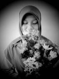 Peserta lomba biasanya diminta untuk melampirkan biodata narasi di akhir sebuah karya yang dilombakan. Contoh Narasi Biodata Penulis Restiani Alfiyah Azhaar