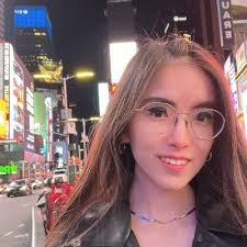 Kelly Peng's Instagram, Twitter & Facebook