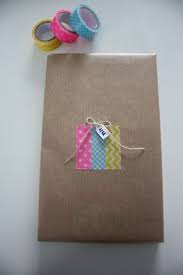 Inpaktips 39 Creatieve Tips Om Grote En Kleine Cadeautjes Leuk In Te Pakken Met Behulp Van Diverse Mater Cadeau S Inpakken Inpaktips Kerstcadeautjes Inpakken