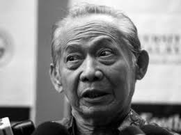 Khoo kay peng was born in 1939. Kay Kim Digelar Ensiklopedia Berjalan