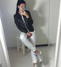 Résultat de recherche d'images pour "tumblr fille avec iphone"