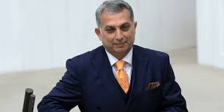 Kırşehir'de neşet ertaş kültür sanat merkezinde çoğunluğunu öğrencilerin oluşturduğu guruba konuşan akp i̇stanbul milletvekili metin külünk, gençler, küçük düşünmeyin. Ukmyfnn5syedxm