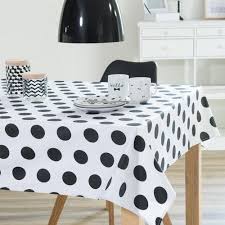 Nappe Enduite En Coton Blanche Noire 140 X 250 Cm Dotty Maisons Du Monde Meuble De Style Nappe Noire Meuble Deco