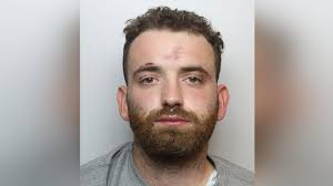 Rhedeg 12 marathon mewn 12 mis i gofio am 'ffrind arbennig'