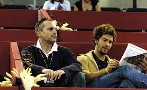 Ignacio palau, quien fue pareja de miguel bosé por 26 años, demandará al conocido artista español para poder seguir compartiendo la crianza de sus cuatro hijos, según informó un bufete de abogados. Nacho Palau Y Las Otras Rupturas De Miguel Bose Gente Y Famosos El Pais