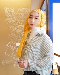 Namun, menggunakan outfit fashion simple juga tetap bisa dilakukan dengan style hijab remaja kekinian yang stylish sebagai daily outfit. 13 Inspirasi Outfit Hijab Ala Korea Agar Ootd Semakin Stylish Updated 2020 Bukareview