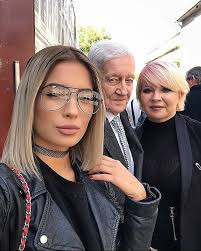 Sora mai mare a oanei roman se luptă cu o boală grea, care îi dă mari bătăi de cap. El Este TatÄƒl AdevÄƒrat Al CatincÄƒi Roman Video