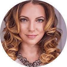 Evelyne dhéliat naît à cologne le 19 avril 1948 et grandit à bordeaux. Evelyne Dheliat Une Experte De La Mode Critique L Un Des Looks Celebres D Un Presentateur De Television