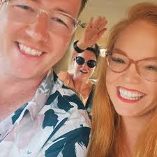 Can someone edit out the woman and fencing?