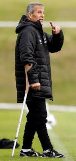 De complete pagina van óscar tabárez (uruguay) op voetbalzone. Why Does Uruguay Manager Oscar Tabarez Have A Walking Stick And Drive A Mobility Scooter