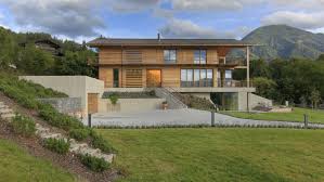 Das haus liegt am ende einer sackgasse in wunderschöner hanglage, umgeben von wiesen und wäldern es bietet einen atemberaubenden blick über den tegernsee und die umliegenden berge. Architekt Tegernsee Einfamilienhaus Tegernsee Haus T Gallist Architekten Haus Architektur Architektur Haus