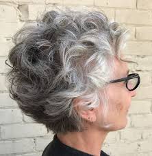 Een kapsel kapsel, of kapsel verwijst naar de styling van het haar, meestal op de menselijke hoofdhuid. 11 Vlot Ogende Korte Kapsels Voor Alle Dames Met Natuurlijk Grijs Haar Kapsels Kapsels Voor Kort Haar Korte Kapsels Krullend Haar Kapsels Voor Krullend Haar