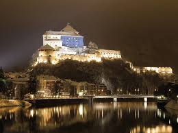 In the shadow of the kufstein fortress, on the banks of the inn river, the town is easily reached by train or road. Kufstein Sendet Signal Zur Grenzubergreifenden Verbundenheit Presseportal