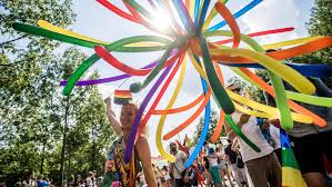 A felvonuláshoz csatlakozhat bárki, aki egyetért a budapest pride céljával és eszmeiségével, valamint minden helyzetben erőszakmentesen és békésen viselkedik. Rights Groups Condemn Hungarian Ban On Same Sex Adoptions Wciv
