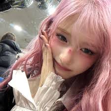 pink-haired leeseo, the prettiest! 🩷