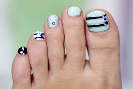 Bellas uñas con flores de colores diferentes y piedras doradas que se. 100 Ideas De Decoracion De Unas De Los Pies Sencillas Tendencias