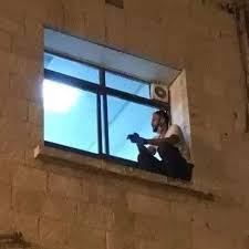 Ao se cadastrar você estará concordando com os termos de uso e política de privacidade. Homem Escala Parede De Hospital Para Ver Mae Com Covid 19