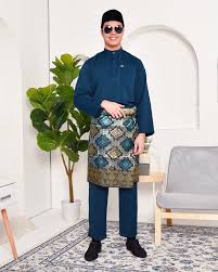 Namun, dahlia menghadapi masalah keluarga sehingga mengganggu tumpuannya terhadap peperiksaan stpm yang bakal didudukinya. Baju Melayu Yusuf Slim Fit Majestic Blue Muslimahclothing Com