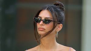 Emily ratajkowski just tried her most daring hair colour yet and you won't believe how good she looks! Emily Ratajkowski Is Officially Reviving This 90s Hair Style Vogue