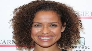 Valitse laajasta valikoimasta samankaltaisia kohtauksia. Actress Gugu Mbatha Raw Demands Her Hair Remain Curly In Films For Mixed Girl Representation