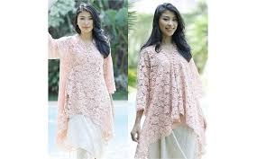 Salah satu kelemahannya, bahan kain ini bisa terasa gatal dan kasar jika tersentuh kulit, oleh sebab itu seringkali diberi pelapis tambahan di bagian dalam. 10 Cara Pilih Model Kebaya Untuk Orang Pendek Agar Terlihat Tinggi