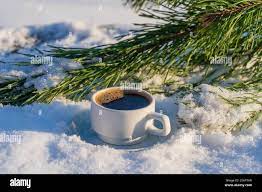 Tasse blanche de café chaud sur un lit de neige et de fond blanc, gros  plan. Concept de noël matin d'hiver Photo Stock - Alamy