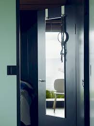 توفير مساحة وكسب الطراز مع المرايا الزائدة عن الباب Smarthomemaking طبعة 2021