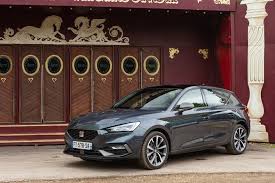 The seat leon has always been an interesting but quite ordinary hatchback. Seat Leon E Hybrid Connected Iberian Salon Caradisiac Electric Hybrid 2021 Byri
