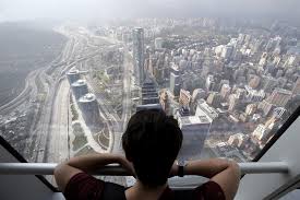Alojarse en uno de sus hoteles, de 4 y 5 estrellas, puede ser una buena decisión aunque también os comento que está relativamente apartado del centro de santiago. Una Persona En El Mirador De La Torre Costanera Center En Santiago De Chile Chile El Mirador Es El De Mayor Envergadura De Sudamerica Que Permite Apreciar La Capital Chilena Desde Una
