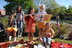 Op koningsdag kun je van 8 tot 18 uur terecht in het stadspark voor de jaarlijkse vrijmarkt. Koningsdag Vrijmarkt Feest Speelparadijs Muziek Aalsmeervandaag