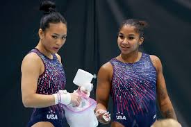 Suni Lee and Jordan Chiles Share Hugs with Mariska Hargitay, Trade Pins  with Snoop Dogg