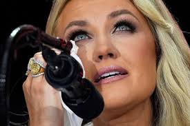 Momentos clave de las emotivas palabras de Erika Kirk recordando a su  difunto esposo