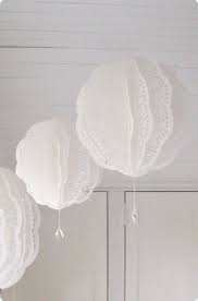 Du masking tape (le mien provient de la box mjp qui m'a été offerte) commence par former un gabarit en papier : Pitsiset Kakkupaperit Koristeet Paper Doily Crafts Paper Doilies Doilies Crafts